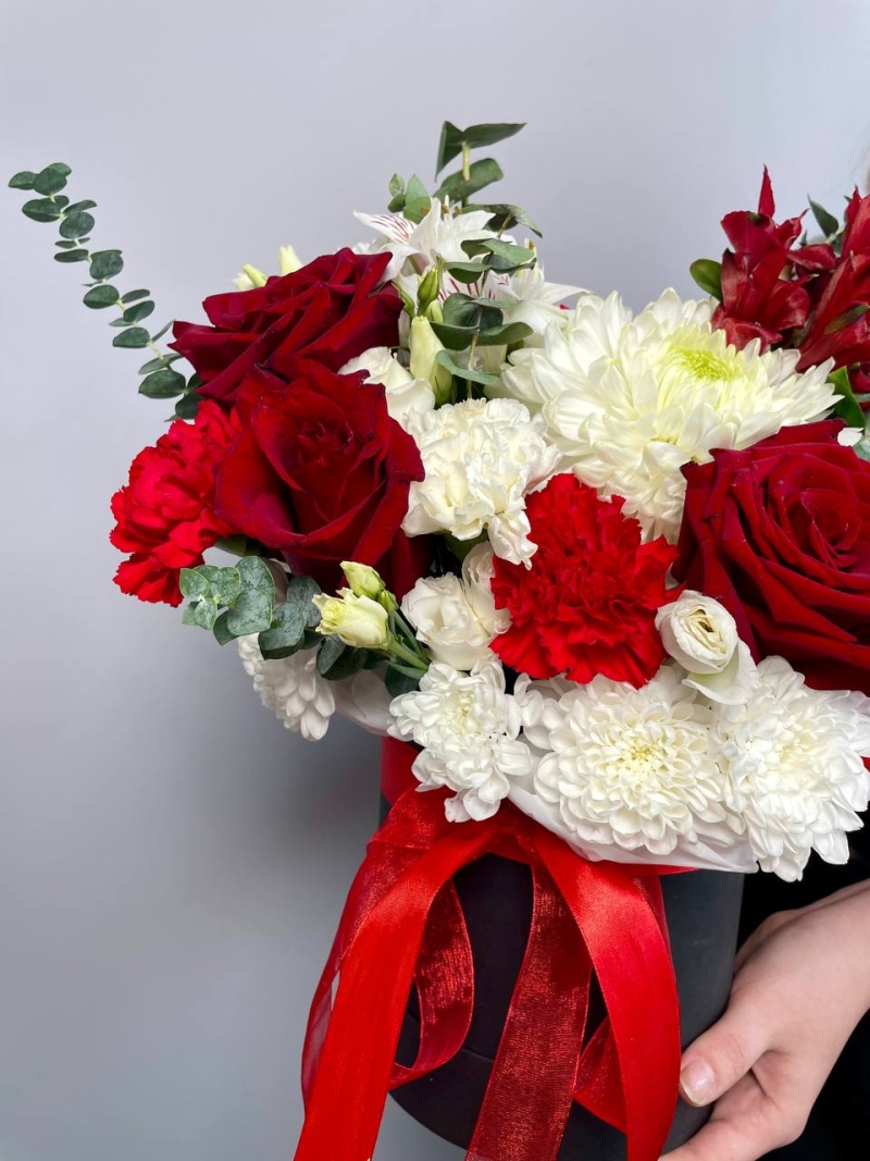 Композиция в шляпной коробке