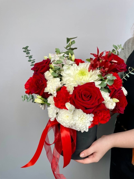 Композиция в шляпной коробке