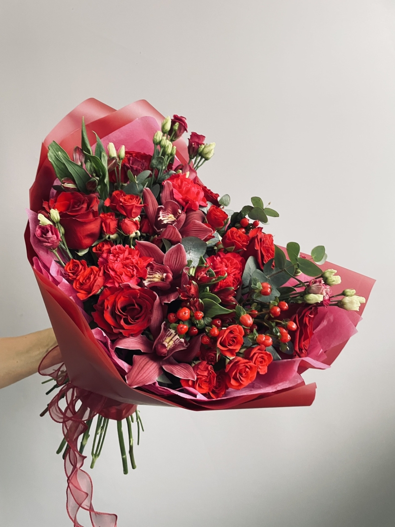 Яркий букет с орхидеями и пионовидными розами