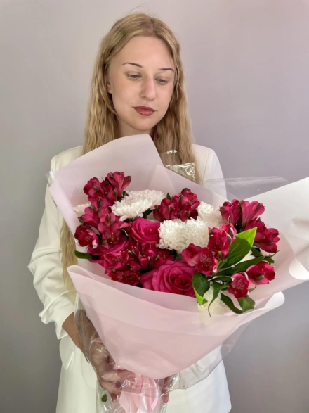 Яркий букет с альстромерией ,розой и хризантемой
